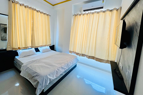 Deluxe room of hotel Radhey shyam by dhramshala